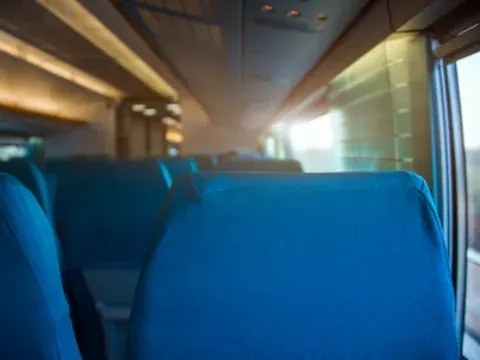 Peça de caminhão se solta, atravessa para-brisa de ônibus e mata passageiro